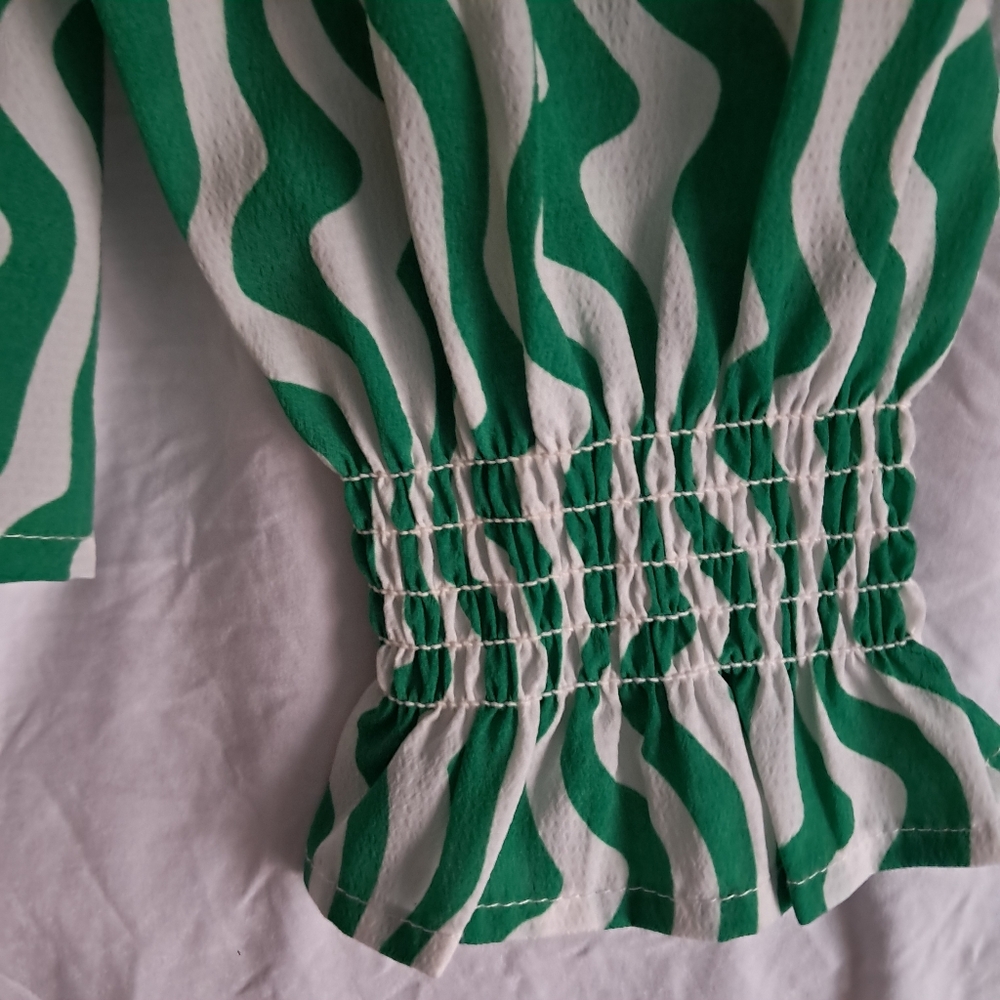 THML Womens Long Sleeve Blouse Green/White Wave Fuschia Accent Medium EUC - Picture 6 of 13